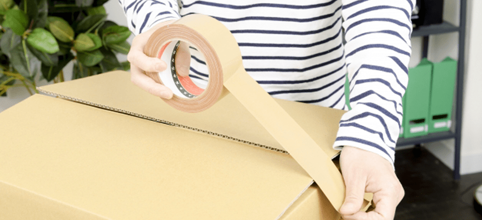 スナップギフトのラッピングはスタッフが手作業で丁寧に行います