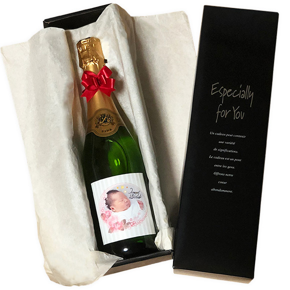 高級感あふれる紙製の化粧箱に入れて包装紙でラッピングするスナップシャンパン1本用ギフトラッピング
