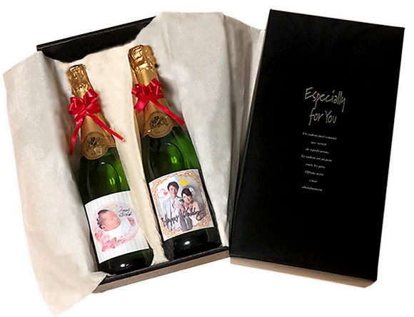 高級感あふれる紙製の化粧箱に入れて包装紙でラッピングするお得なスナップシャンパン2本用ギフトラッピング