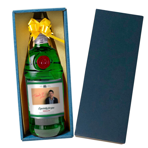 高級感あふれる紙製の化粧箱に入れて包装紙でラッピングするスナップジン1本用ギフトラッピング