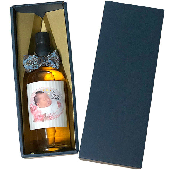 高級感あふれる紙製の化粧箱に入れて包装紙でラッピングするスナップウイスキー1本用ギフトラッピング